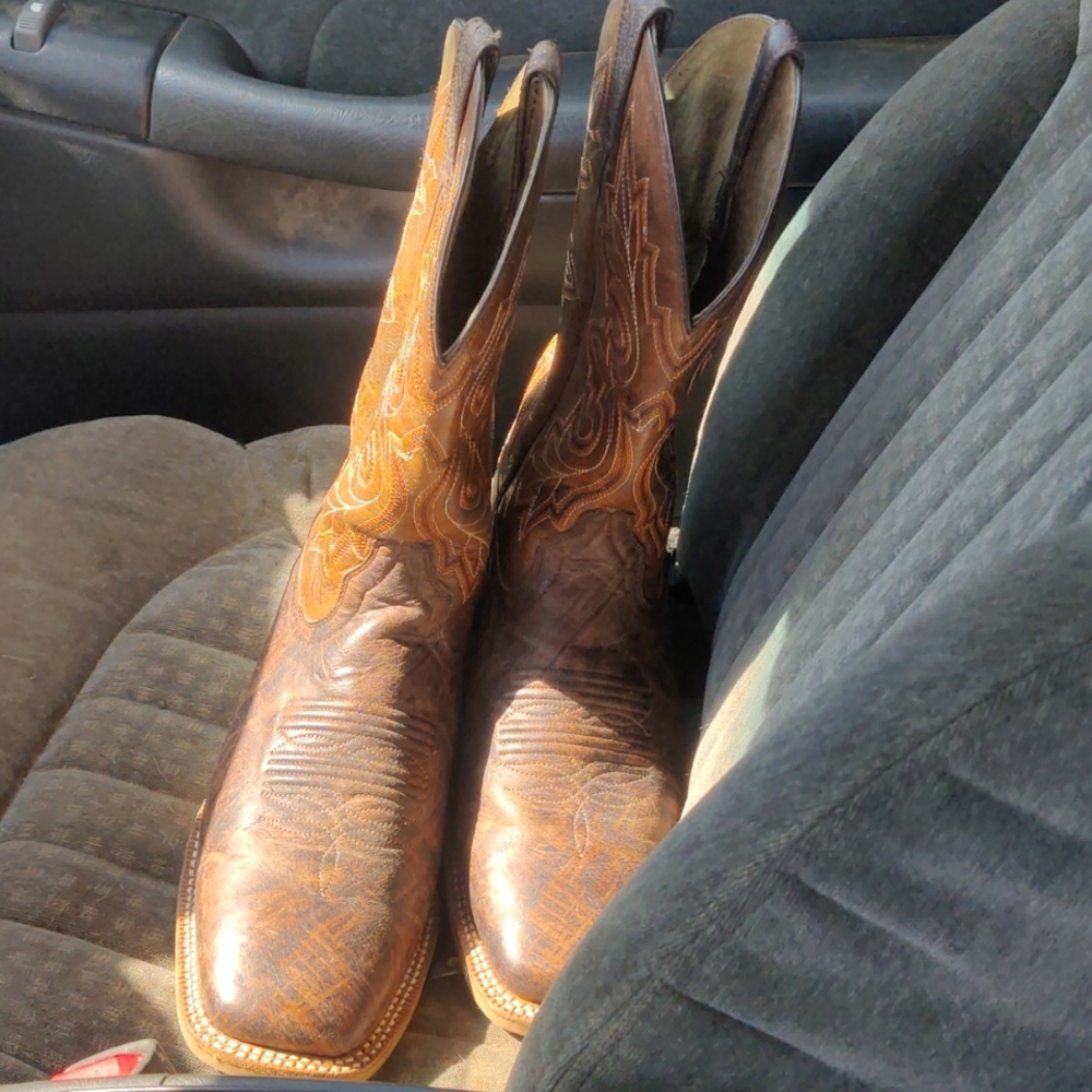 Size 13 Mens square-toed Ariat boots never worn brand new